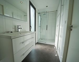 Frisse badkamer met douche in Chalet in Otterlo, ideaal voor ontspanning.