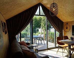 Gezellige binnenruimte van Chalet in Otterlo met uitzicht op de Veluwe, Gelderland.