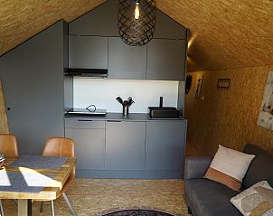 Stijlvolle keuken in Chalet in Otterlo, Veluwe, ideaal voor een vakantie in Gelderland.