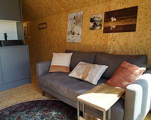 Knusse zithoek in Chalet in Otterlo, ideaal voor een vakantie op de Veluwe, Gelderland.