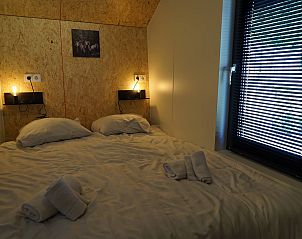 Luxe slaapkamer met natuurlijk licht in Chalet in Otterlo, Veluwe, Gelderland.