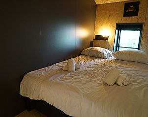 Sfeervolle slaapkamer in Chalet in Otterlo, perfect voor een rustgevende vakantie op de Veluwe.