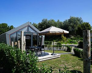 Buitenterras van Chalet in Otterlo met prachtig uitzicht op de natuur van de Veluwe, Gelderland.