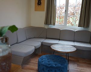 Gezellige zithoek in Chalet in Otterlo, Veluwe, ideaal voor ontspanning.