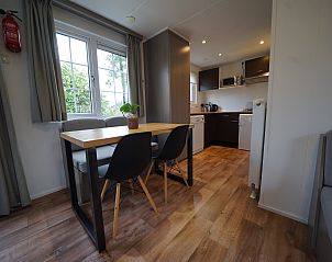 Stijlvolle eetruimte in Chalet in Otterlo, Veluwe, met veel natuurlijk licht.