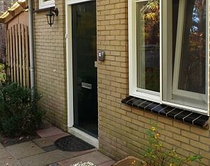 Eingang zum Ferienhaus in Otterlo, ein gemtliches Ferienhaus in der Veluwe, Gelderland, mit grner Umgebung und rustikalem Charme.