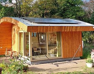 Modernes Ferienhaus mit Glasfassade in Otterlo, Veluwe, mit sonniger Gartenterrasse.