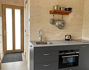 Funktionelle Kchenzeile im Ferienhaus in Otterlo, Veluwe, mit modernen Gerten.