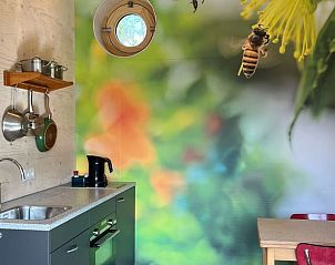 Kche mit bunter Tapete in einem Ferienhaus in Otterlo, Veluwe, Gelderland.