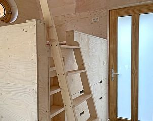 Holztreppe zum Schlafbereich im Ferienhaus in Otterlo, Veluwe, Gelderland.