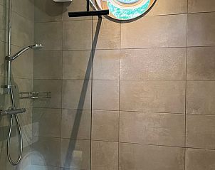 Stilvolles Badezimmer mit runden Fenstern im Ferienhaus in Otterlo, Veluwe.