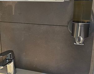 Stilvolle Badezimmer-Accessoires im Ferienhaus in Otterlo, Veluwe, Gelderland.