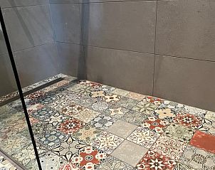 Einzigartiger Kachelboden in der Dusche des Ferienhauses in Otterlo, Veluwe, Gelderland.