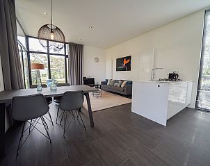 Moderne eet- en leefruimte in Chalet in Otterlo, Veluwe, ideaal voor gezellige maaltijden.