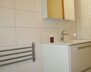 Ruime douchecabine in Huisje in Otterlo, vakantiehuis op de Veluwe, Gelderland met natuurlijk licht en moderne afwerking.