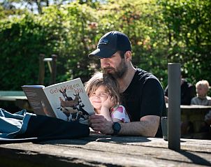 Kinderen spelen in modder bij Huisje in Otterlo, vakantieaccommodatie op de Veluwe, Gelderland, ideaal voor avontuurlijke gezinnen.
