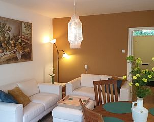 Stijlvolle woonkamer van Vakantiehuis in Otterlo, Veluwe, ideaal voor ontspanning en gezelligheid.