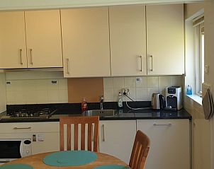 Moderne keuken in Vakantiehuis in Otterlo, Veluwe, volledig uitgerust voor een comfortabel verblijf.