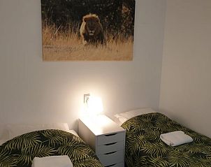 Slaapkamer met twee bedden in Vakantiehuis in Otterlo, Veluwe, perfect voor een rustgevende nachtrust.