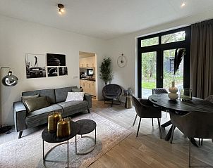 Chalet in Otterlo, lichte binnenruimte met moderne inrichting, perfect voor een ontspannen verblijf op de Veluwe.
