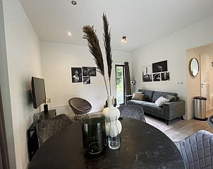 Gezellige woonkamer in Chalet in Otterlo, Veluwe, met stijlvolle decoratie en comfortabele zitruimte.