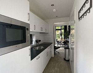 Moderne keuken in Chalet in Otterlo, Veluwe, volledig uitgerust voor een comfortabel verblijf in Gelderland.