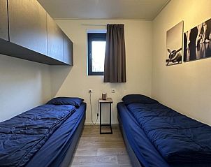 Tweede slaapkamer in Chalet in Otterlo, Veluwe, met twee eenpersoonsbedden en rustige ambiance.