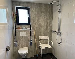 Modernes Badezimmer in freistehendem Haus in Otterlo, Veluwe. Komfortables Ferienhaus in Gelderland mit begehbarer Dusche und Toilette.