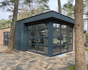 Cube Maximaal MIVA 4 vakantiehuis in Otterlo, Veluwe, Gelderland, met moderne glazen gevel en omringd door bosrijke natuur.