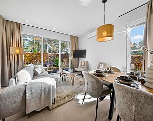 Stilvolles Wohnzimmer des Einfamilienhauses in Otterlo, in der Veluwe, Gelderland, mit Blick auf die umliegende Natur.