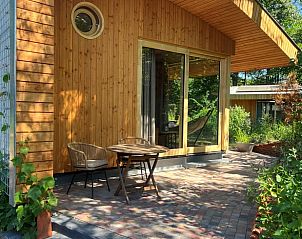 Genieen Sie die ruhige Veranda des Ferienhauses in Otterlo, das in der schnen Veluwe in Gelderland liegt.