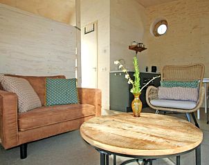 Gemtliches Wohnzimmer im Ferienhaus in Otterlo, Veluwe, Gelderland mit bequemer Sitzecke und Holzinterieur.