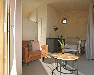 Gemtlicher Innenbereich des Ferienhauses in Otterlo, ein Ferienhaus in Veluwe, Gelderland mit moderner Einrichtung und komfortabler Sitzecke.