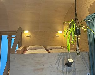 Gemtliches Schlafzimmer im Ferienhaus in Otterlo, Veluwe, mit Holzinterieur und stimmungsvoller Beleuchtung, ideal fr einen erholsamen Aufenthalt.