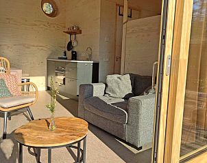 Gemtlicher Innenbereich des Ferienhauses in Otterlo, Veluwe, Gelderland mit komfortabler Sitzecke und Kche.