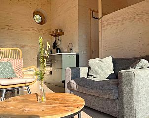 Gemtlicher Innenbereich des Ferienhauses in Otterlo, gelegen in der Veluwe, Gelderland, mit bequemen Sitzgelegenheiten und Holzinterieur.