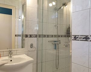 Moderne badkamer in Vakantiehuisje in Otterlo, Veluwe, Gelderland.