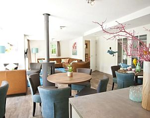 Eetkamer en zithoek in Chalet in Otterlo, Veluwe, Gelderland.