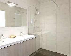 Stijlvolle badkamer met dubbele wastafel in Chalet in Otterlo, Veluwe, Gelderland.