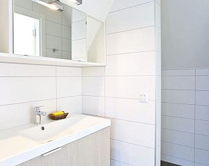 Moderne badkamer in Chalet in Otterlo, Veluwe, Gelderland, met ruime douche.
