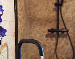 Moderne badkamer in Huisje in Oosterwolde, bed and breakfast in Oosterwolde, Veluwe.