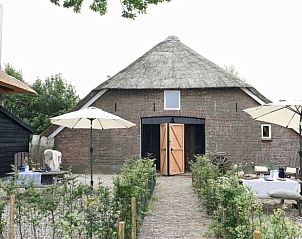 Rietgedekte boerderij van Huisje in Oosterwolde, bed and breakfast in Oosterwolde, Veluwe.