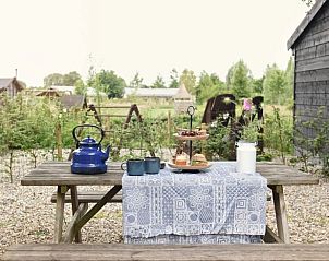 Picknicktafel in de tuin van Huisje in Oosterwolde, bed and breakfast in Oosterwolde, Veluwe.
