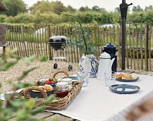 Buitenontbijt met uitzicht bij Huisje in Oosterwolde, bed and breakfast op de Veluwe, Gelderland.