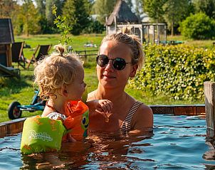 Moeder en kind in hottub bij Huisje in Oosterwolde, bed and breakfast op de Veluwe, Gelderland.