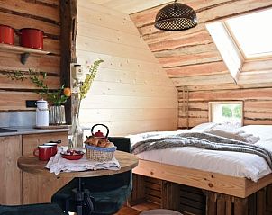 Comfortabele zithoek in de slaapkamer van Huisje in Oosterwolde, Veluwe, Gelderland.