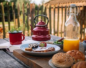 Heerlijk ontbijt met sinaasappelsap bij Huisje in Oosterwolde, bed and breakfast op de Veluwe.