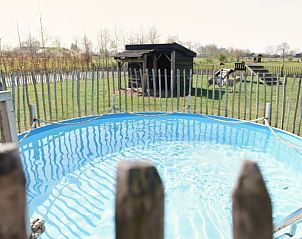 Zwembad in de tuin van Huisje in Oosterwolde, Veluwe, Gelderland.