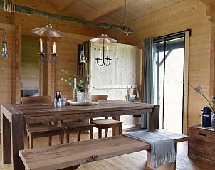 Eetkamer in Vakantiehuisje in Oosterwolde Gelderland met houten tafel en sfeervolle verlichting, gelegen op de Veluwe.