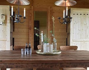 Stijlvolle eettafel met kaarsen in Vakantiehuisje in Oosterwolde Gelderland, perfect voor een gezellig diner.